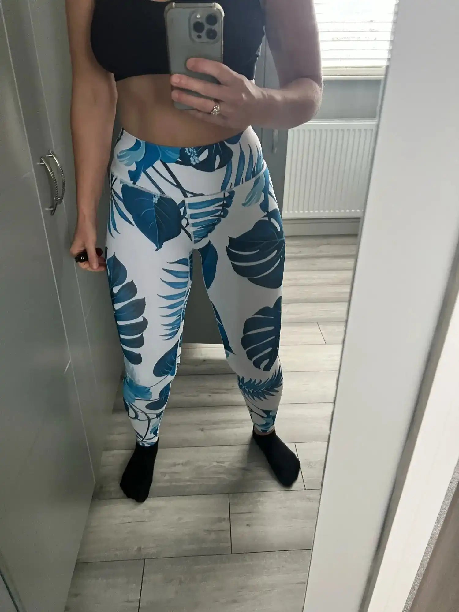 Leggings à imprimé tropical pour femme.