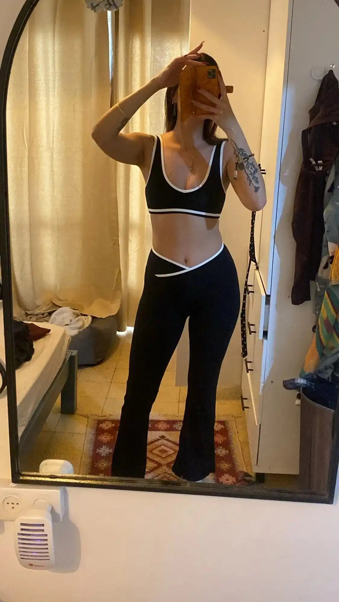 Femme en tenue de sport noire et blanche.