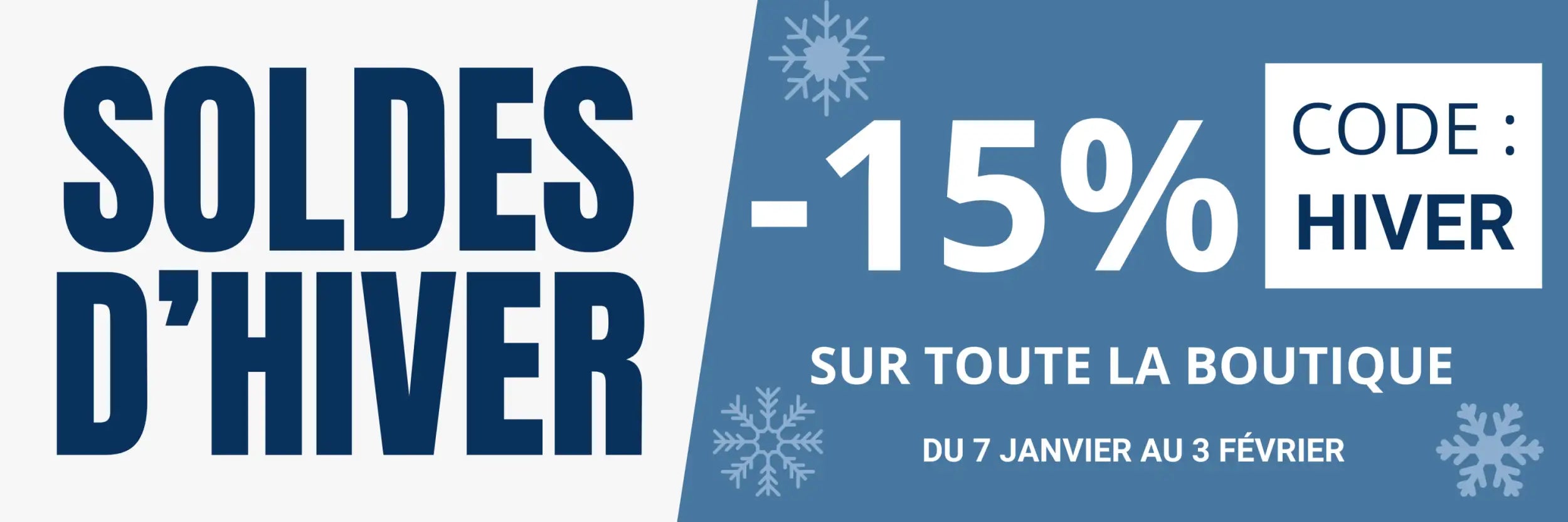 Bannière de soldes d'hiver avec texte en bleu marine gras et motifs de flocons de neige sur un fond bleu clair.