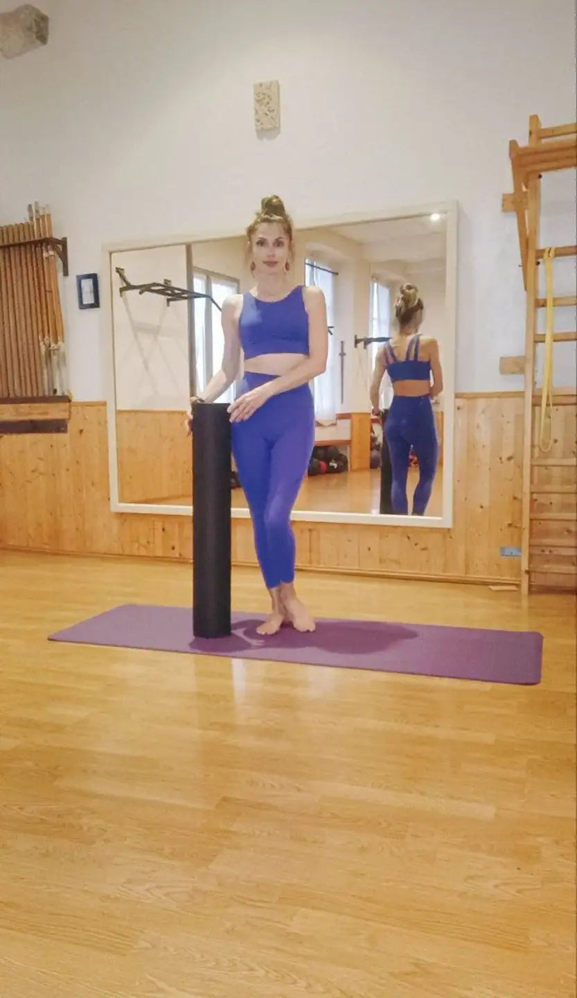 Bloc de yoga en caoutchouc noir avec surface texturée pour une meilleure prise et un soutien, conçu par Manduka.