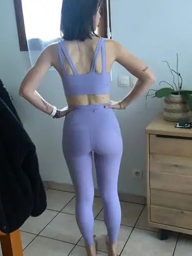 Ensemble sportif lavande à deux pièces avec dos découpé et leggings taille haute