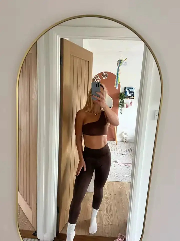 Légings noirs à taille haute et texture côtelée, probablement en spandex.