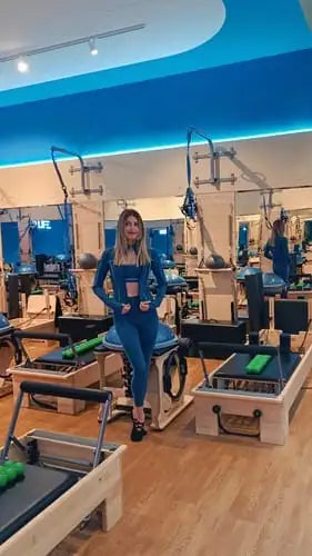 Machine de reformeur Pilates bleu avec bandes de résistance vertes