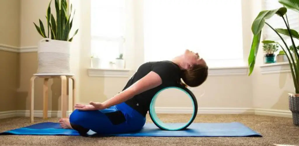 posture déesse du sommeil avec roue de yoga