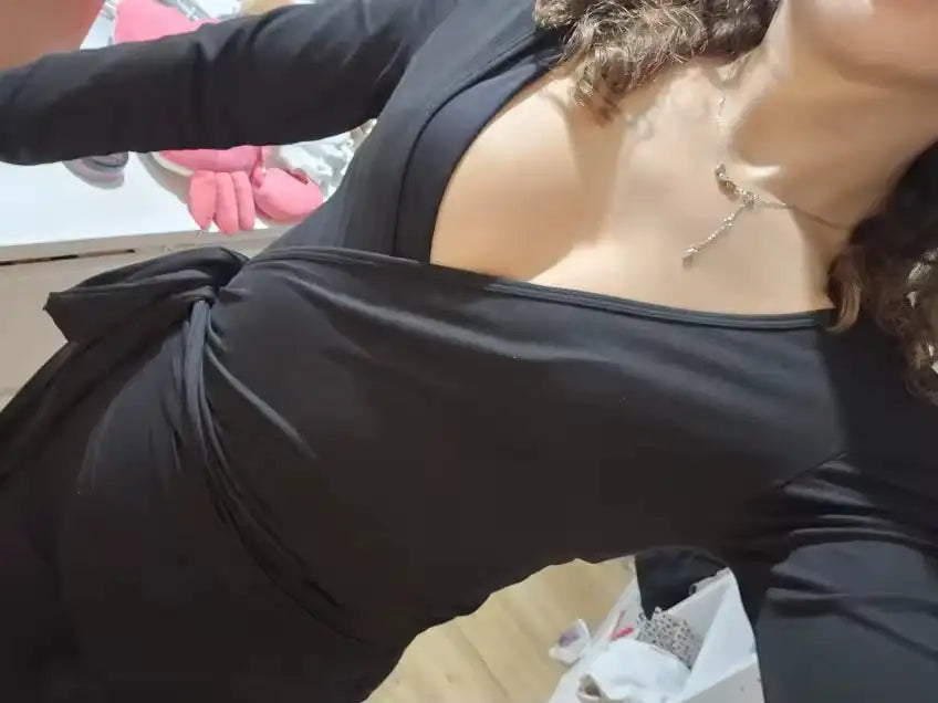 Robe du soir en satin noir avec détail nœud à la taille.