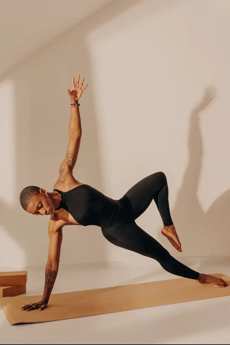 Tapis de yoga noir avec surface texturée et matériau en caoutchouc écologique